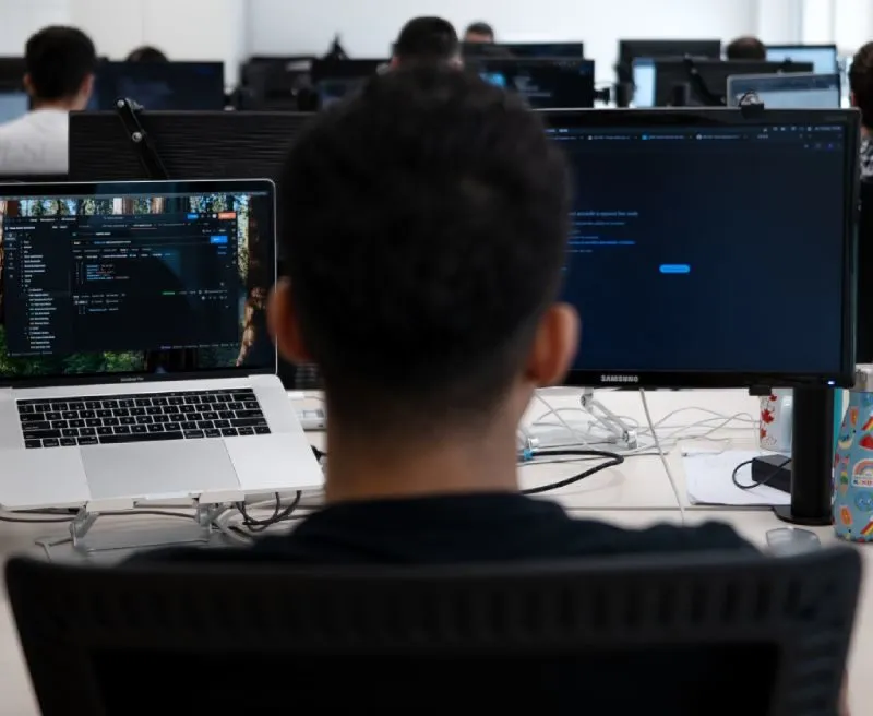 Reunió de l'equip d'app2U analitzant una solució de software a mida