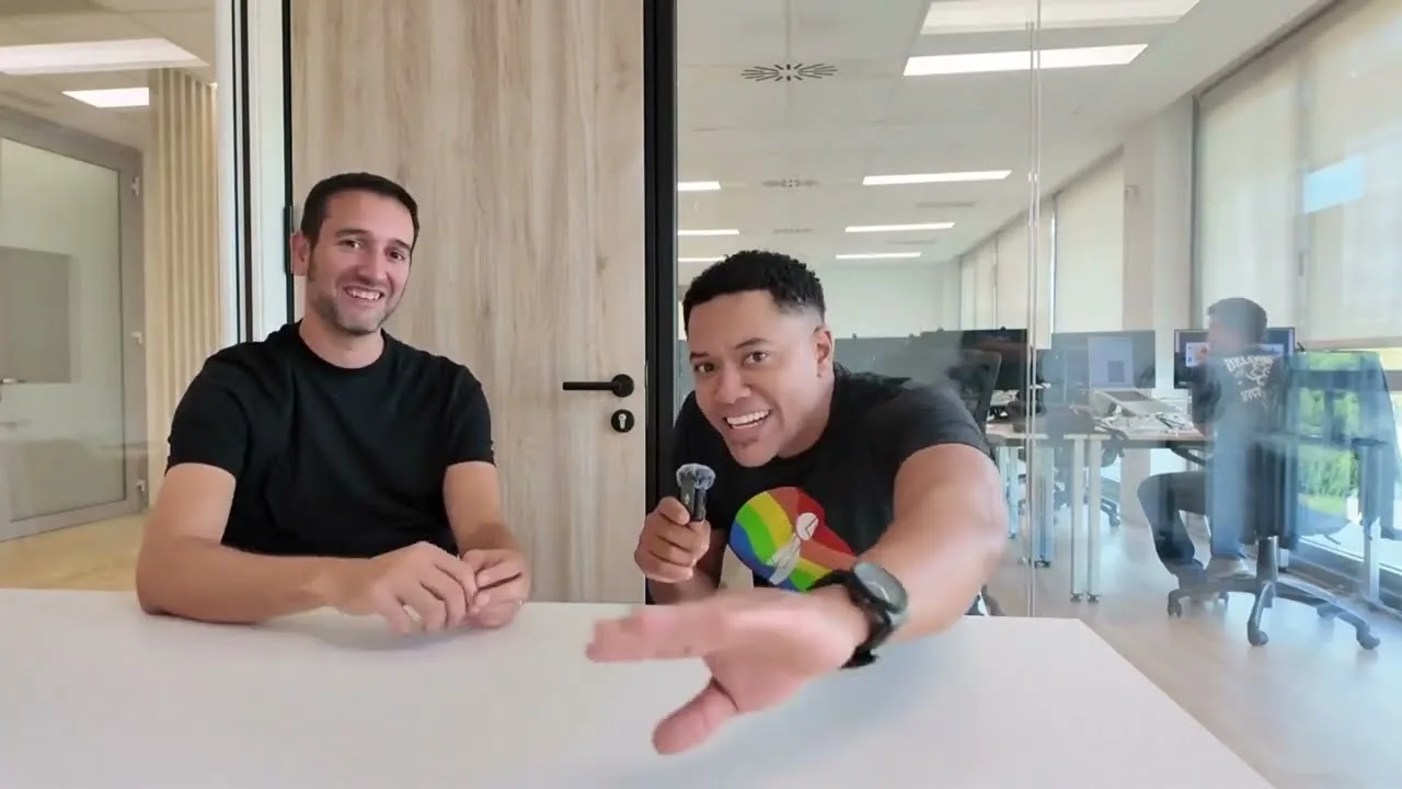 Guillem Puey y Bezael Pérez sonriendo durante la entrevista sobre emprendimiento en las oficinas de app2U