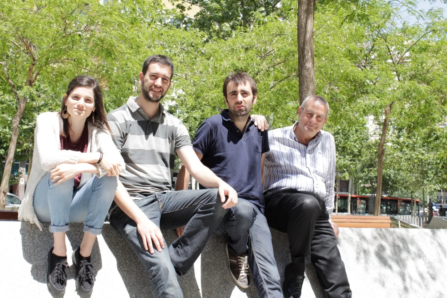 Equipo de app2U posando al aire libre para la entrevista de L'Anella sobre movilidad empresarial