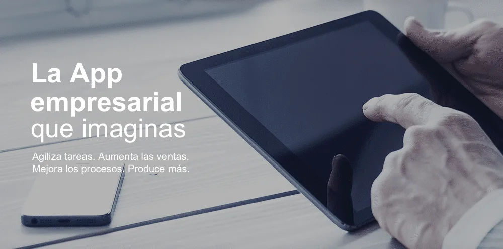 Persona usando una tablet empresarial sobre mesa junto a un smartphone
