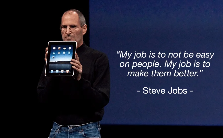 Steve Jobs sostenint un iPad al costat de cita sobre millorar les persones