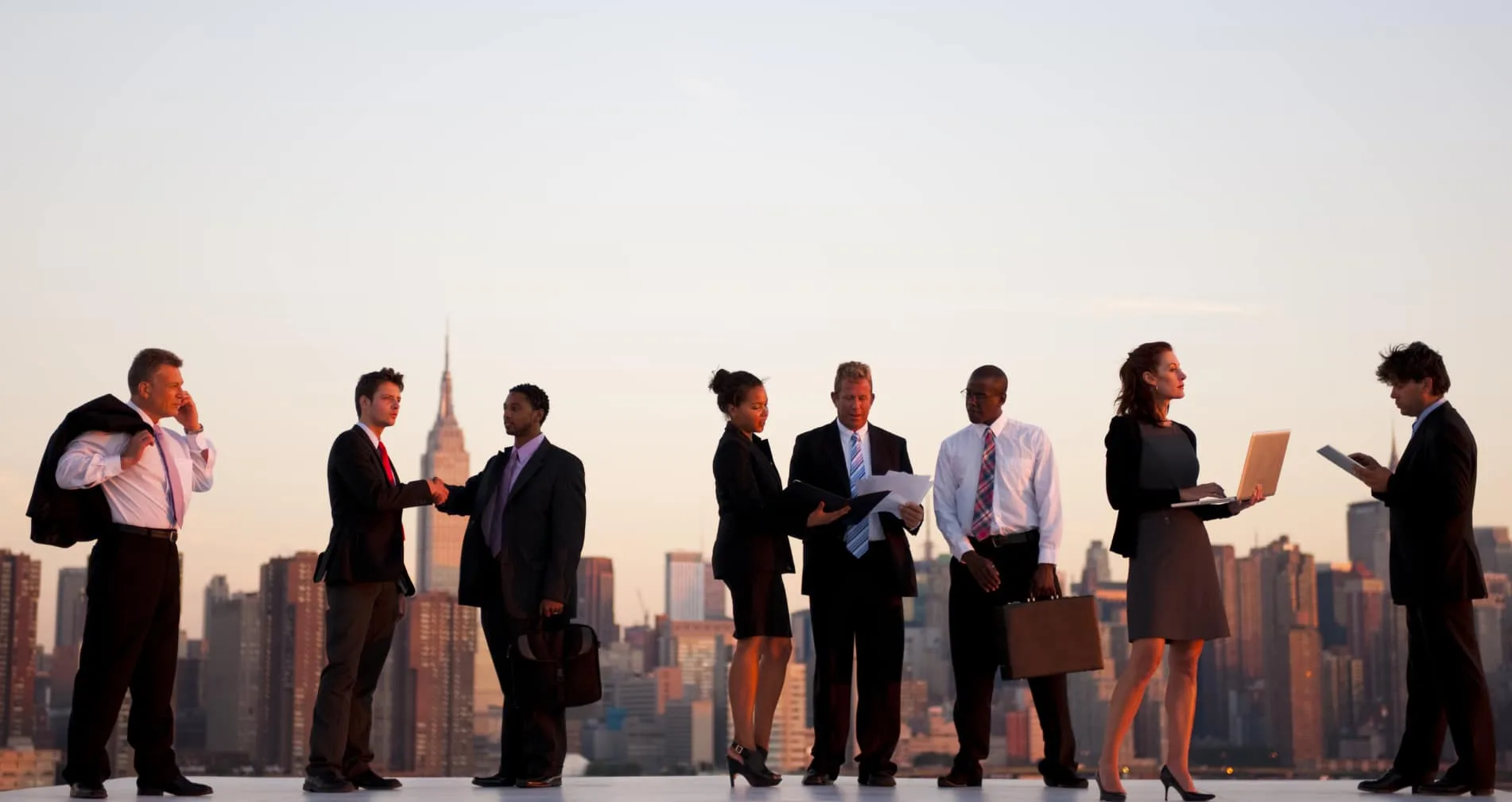 Grupo de profesionales en una reunión de trabajo con skyline de ciudad