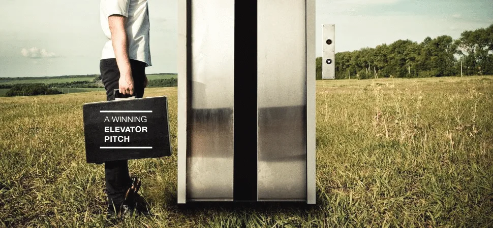 Comercial con maletín junto a una puerta de ascensor representando el elevator pitch de venta