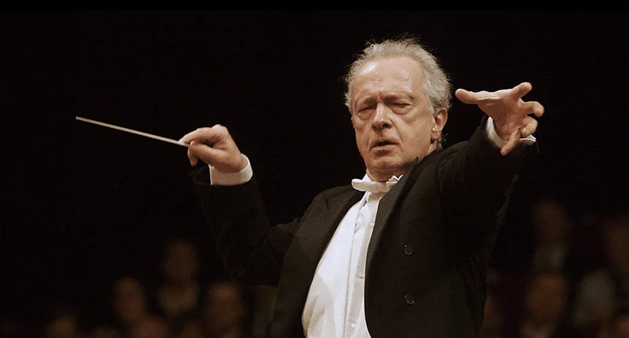 Director de orquesta con batuta dirigiendo, metáfora del director comercial de éxito