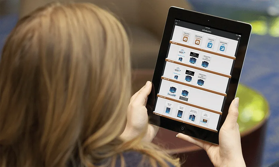 Mujer consultando documentos comerciales en iPad con la app urCollection