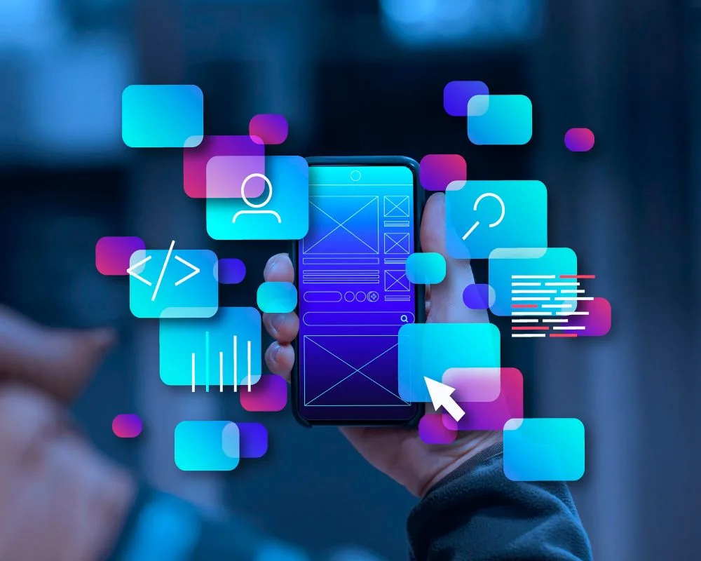 Mano sosteniendo móvil rodeado de iconos de desarrollo de apps y wireframes