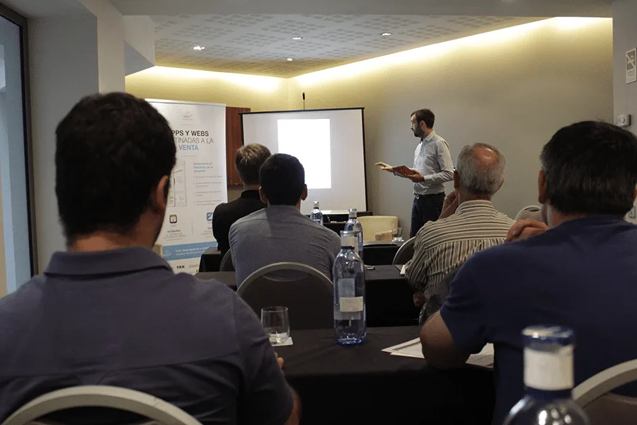 Ponente en jornada empresarial sobre iPad con asistentes tomando notas