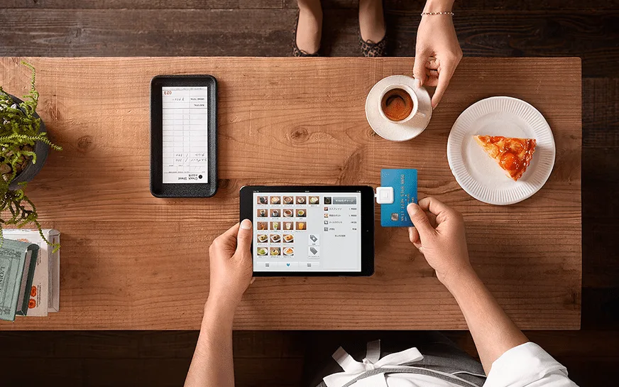 Cobro con tablet y tarjeta en un comercio, ejemplo de movilidad empresarial