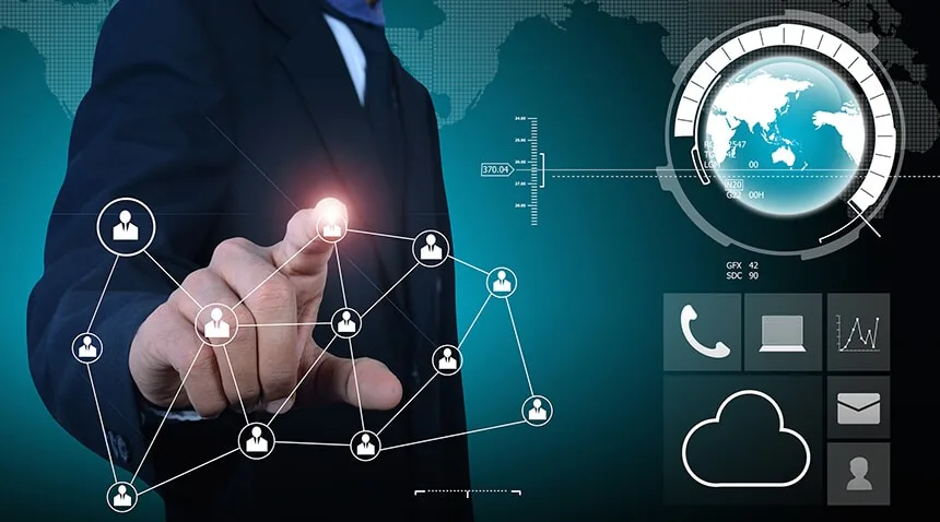 Ejecutivo interactuando con red de usuarios conectados, concepto de sistema ERP
