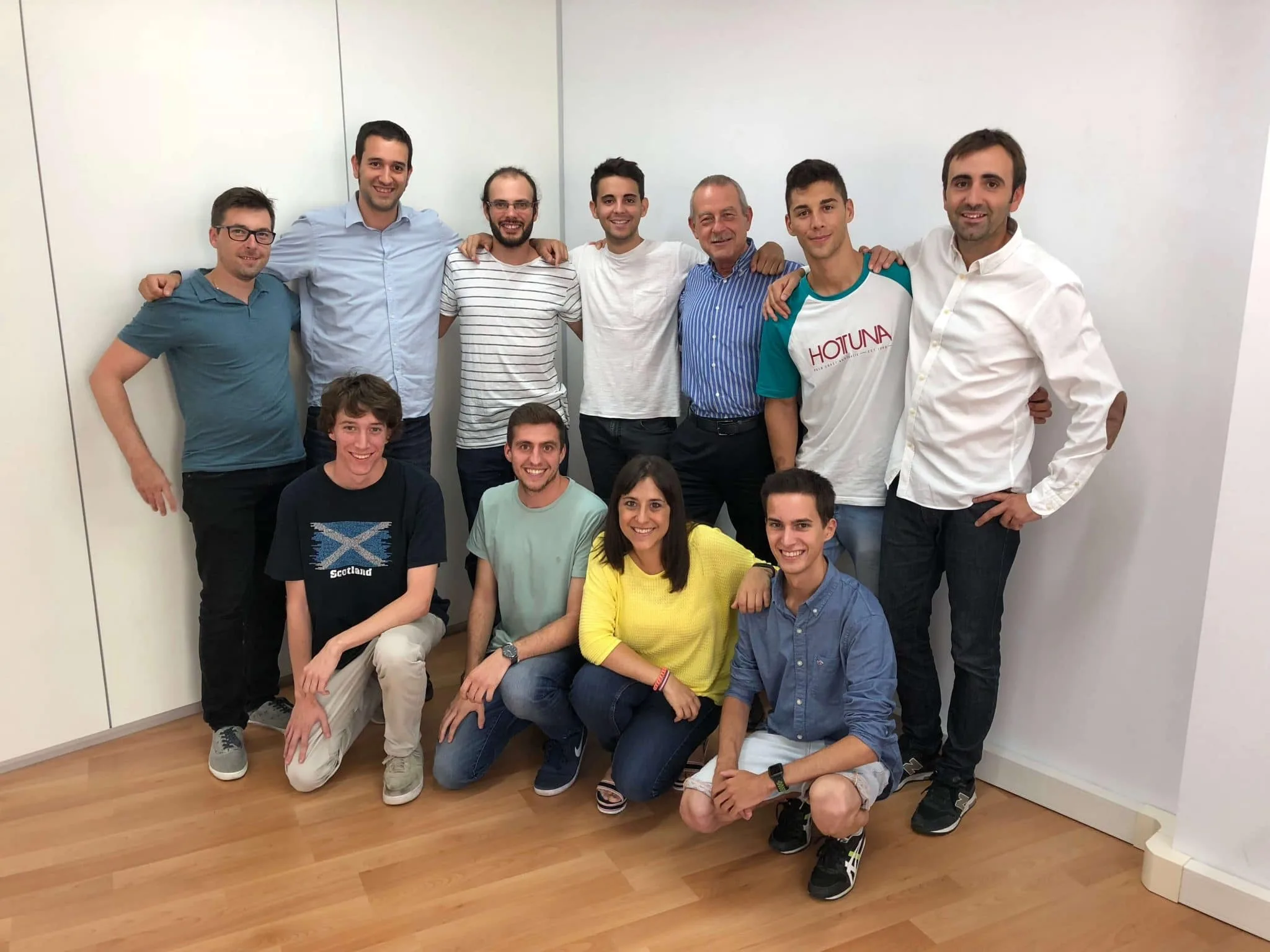 Foto grupal del equipo de app2U, desarrolladores de apps protagonistas del reportaje en La Vanguardia
