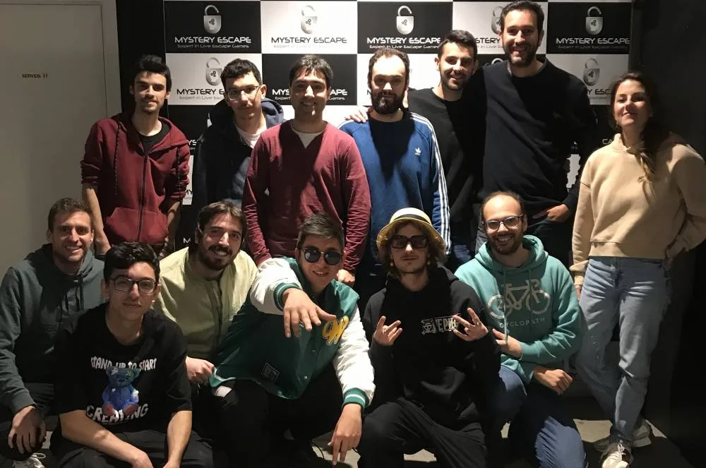 Equipo de app2U posando junto al cartel de Mystery Escape tras el team building en Barcelona