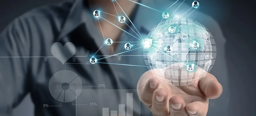 Mano de ejecutivo sosteniendo globo terráqueo digital conectado, ilustración de movilidad empresarial