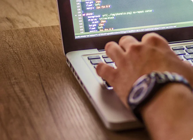 Equipo de desarrolladores de app2U trabajando en una solución de software a medida