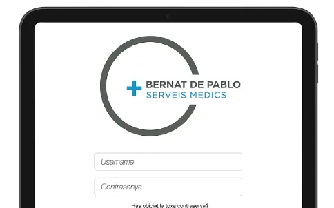 Pantalla de login de la app Bernat de Pablo Serveis Mèdics en tablet con campos de usuario y contraseña sobre interfaz limpia