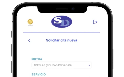 App móvil del portal de pacientes Servidigest mostrando el proceso de solicitud de cita nueva con selector de mutua y servicio