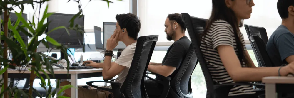 Equip d'App2U treballant concentrat a l'oficina durant un procés de consultoria